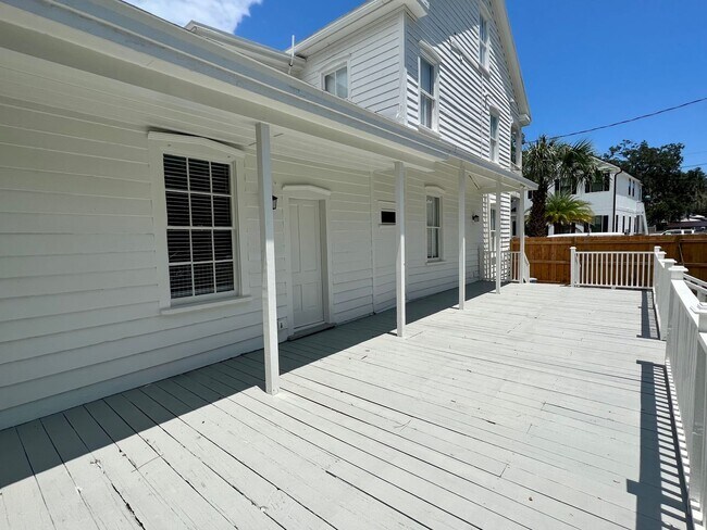 Building Photo - 3/2 ground floor unit in downtown historic St Augustine!