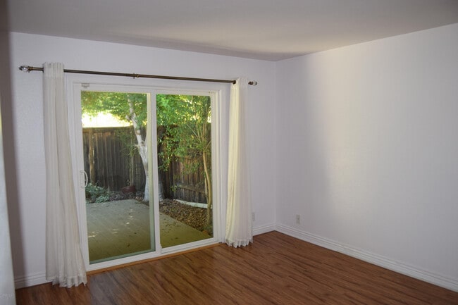 Building Photo - 595 Racquet Club Ln