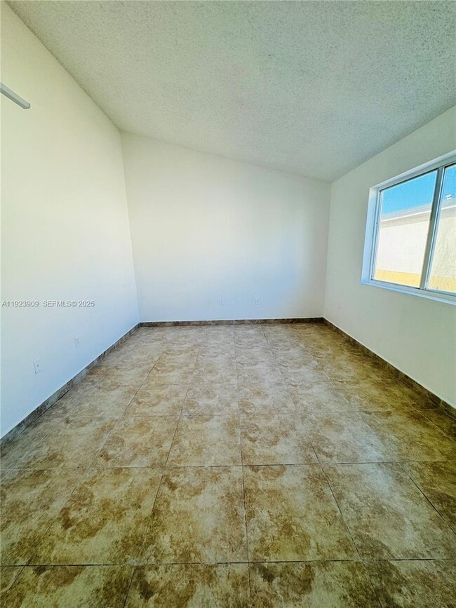 Building Photo - 6245 SW Kendale Lakes Cir