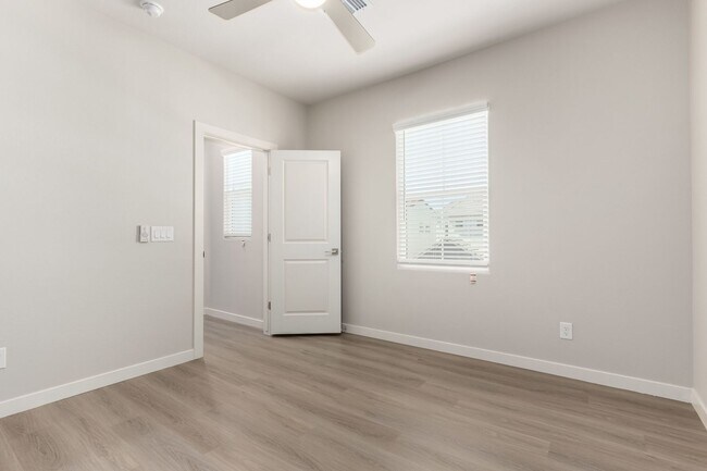 Building Photo - BEAUTIFUL PHOENIX HOME IN GATED COMMUNITY!