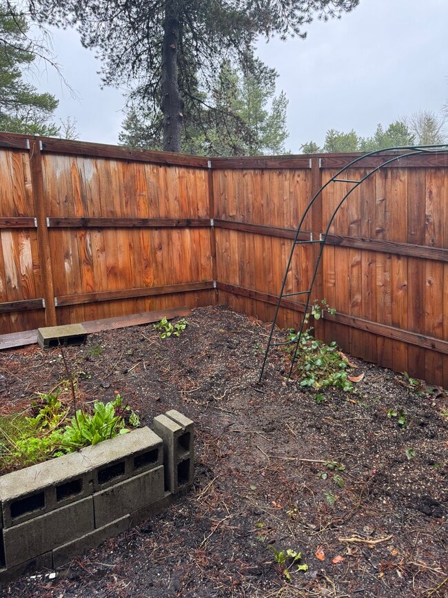 Building Photo - Fully Renovated 2 bedroom, 1.5 bath Apartment with New Appliances and Separate Garage!  Fully Rem...