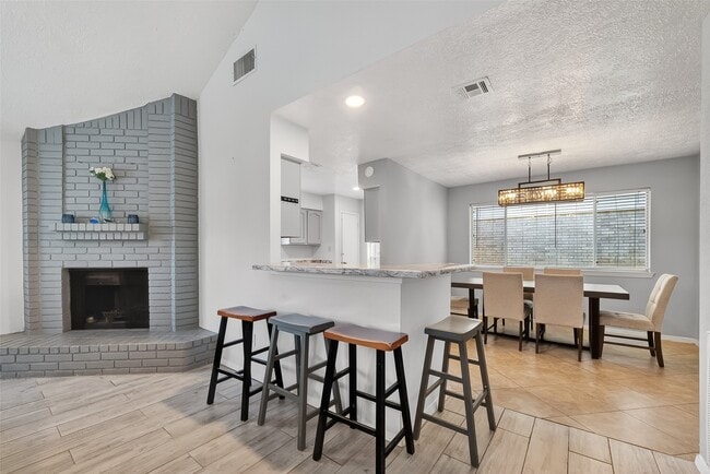 Building Photo - 2410 Colonial Ridge Dr