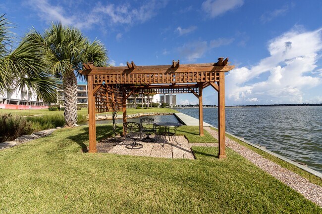 Building Photo - 401 Lakeside Ln