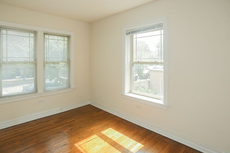 Building Photo - 3824 N Sheffield Ave