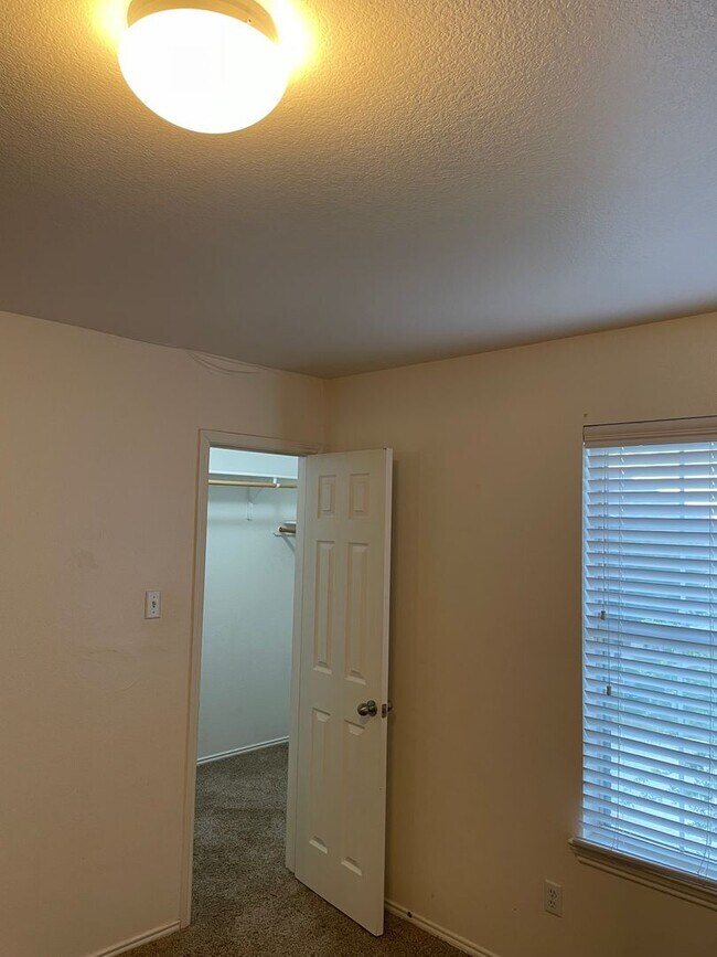 Building Photo - Available Now! Spacious & Well-Maintained ...