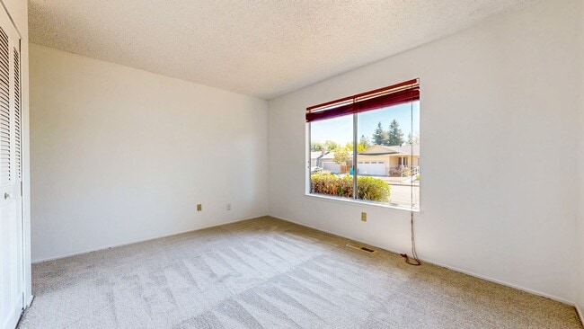 Building Photo - 4 Bedroom 2 Full Bathroom Single Family Ho...
