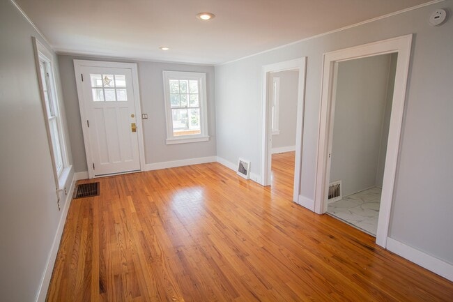 Building Photo - 2 BR 1 BA North Colonie Schools