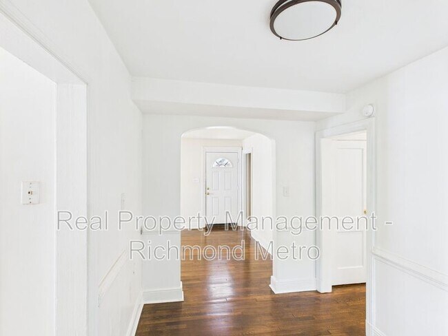 Building Photo - 3905 Larchmont Ln