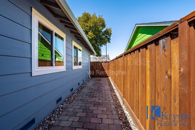 Building Photo - 530 N Regatta Dr