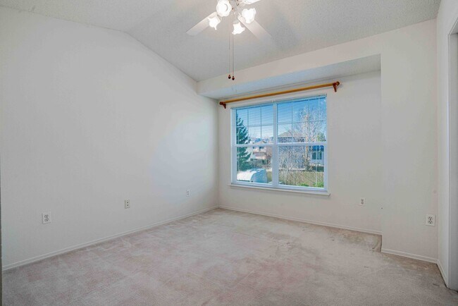 Building Photo - Townhouse for Rent in a Gated Community of...