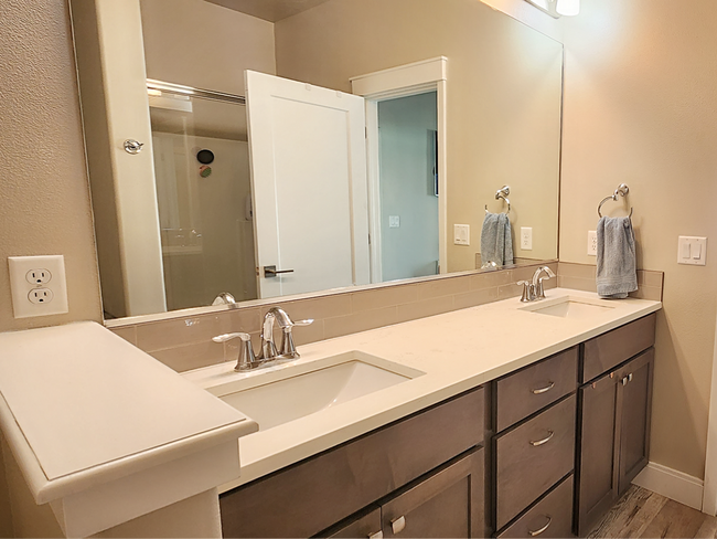 Building Photo - Home Sweet Home! Won't last long!