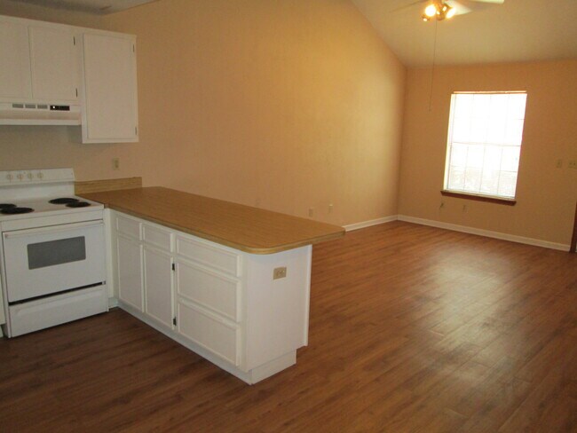 Building Photo - Townhome off Hartsfield Road