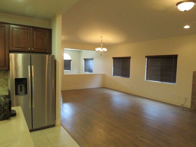 Building Photo - 305 Hampton Dr