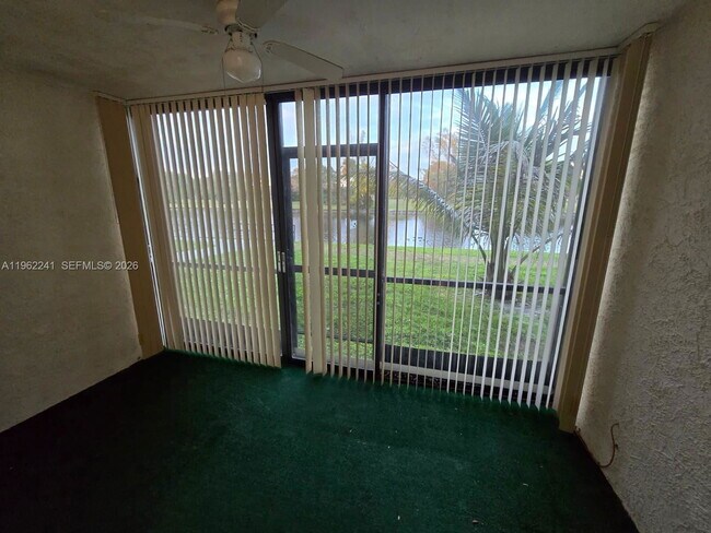 Building Photo - 3750 Inverrary Dr