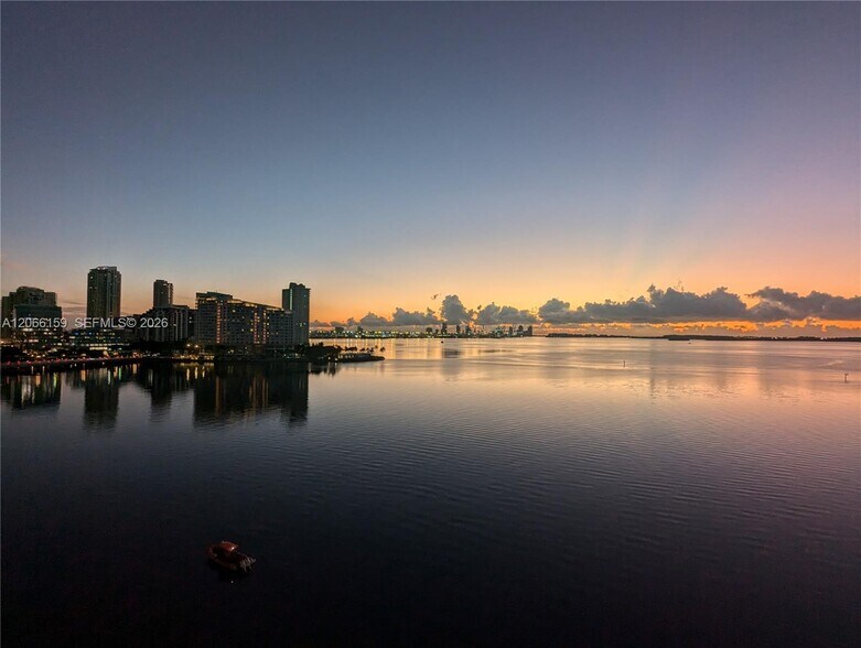 Building Photo - 1155 Brickell Bay Dr