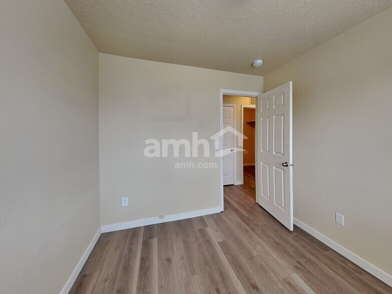 Building Photo - 19782 Amherst Ave