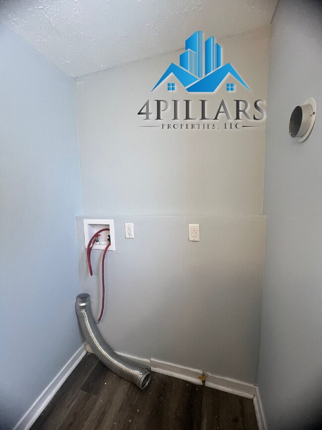 Building Photo - 1311 E Columbus Dr