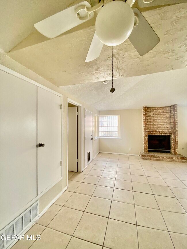 Building Photo - 823 Montera Rd