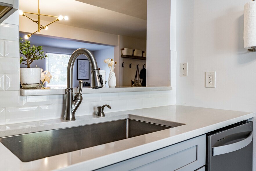 Building Photo - 1708 Ithaca Ln