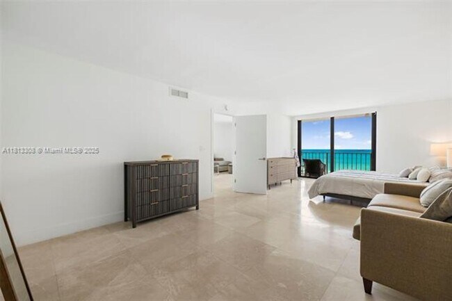 Building Photo - 2625 Collins Ave
