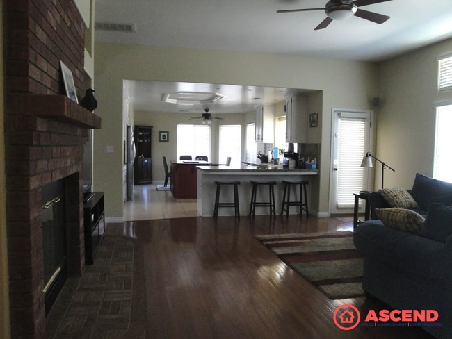 Building Photo - Spacious 4 Bed / 2 Bath Home in HOA Community with Gardening Included