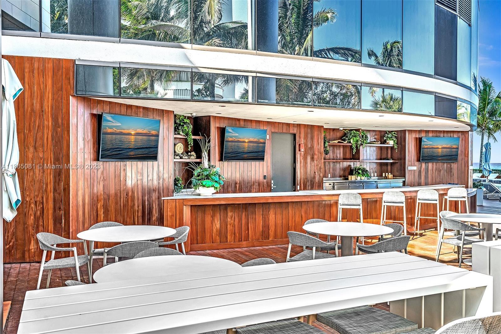 Building Photo - 15701 Collins Ave