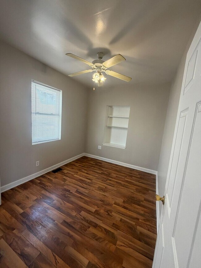 Building Photo - For rent - Spacious 3 Bed / 2 Bath Home