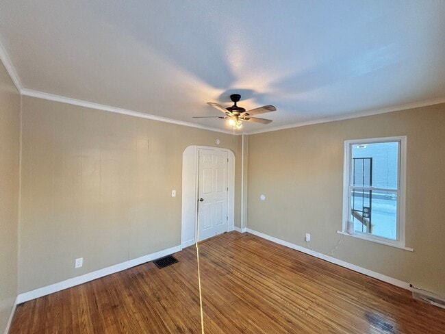 Building Photo - Spacious 4bd Home | 1st Floor Laundry Room | Hardwood Floors