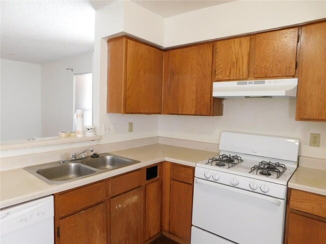 Building Photo - 2205 Leah Cove