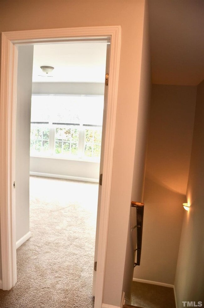 Building Photo - 3 Bedroom Townhome