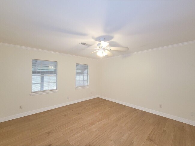 Building Photo - BEAUTIFUL LARGE 4 BEDROOM 2.5 BATH HOME