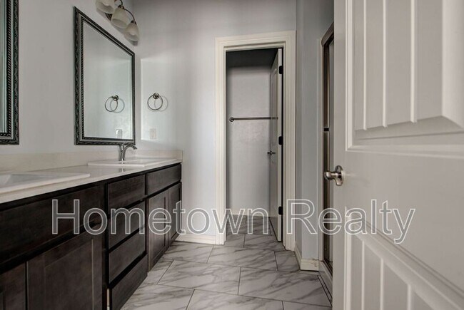 Building Photo - 459 S Fretz Ave