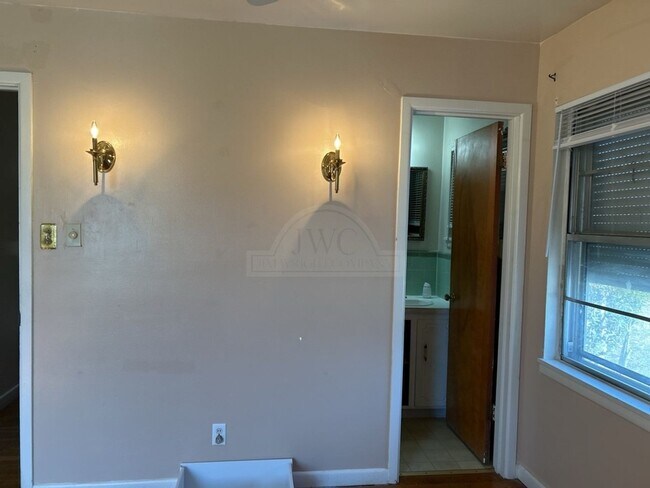 Building Photo - 1008 Goode Dr