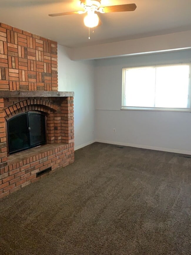 Building Photo - STUDENTS WELCOME! 4 Bedroom / 2 Bath Home Near CSU