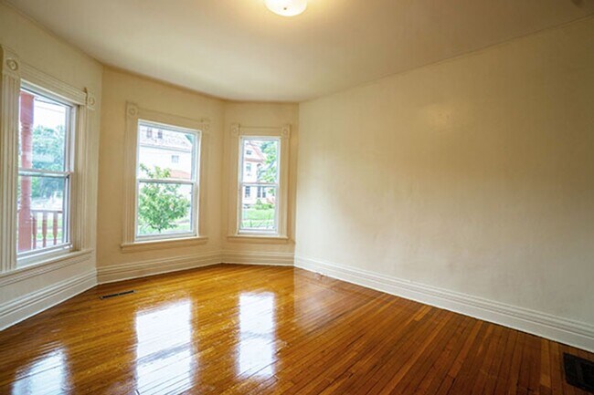 Building Photo - Available 7/1/26 Charming First Floor Apar...