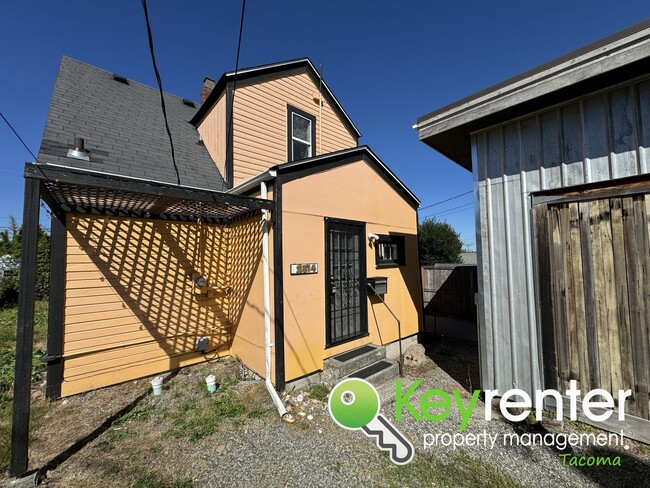 Building Photo - 3Bed/1Bath with office/bonus room House in...