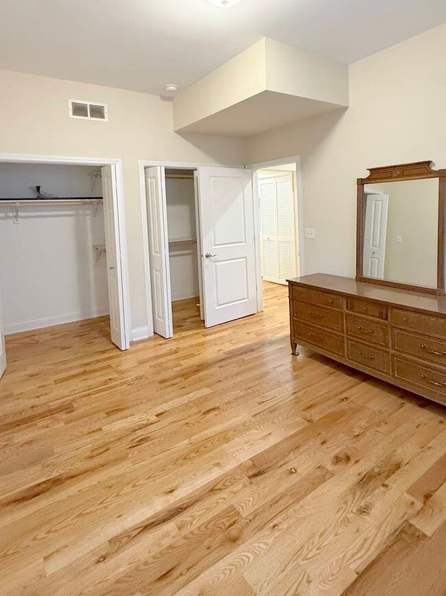 Building Photo - 2842 S Union Ave