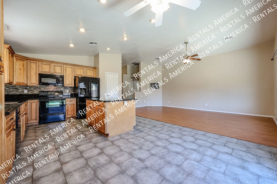 Building Photo - 9714 W Heber Rd