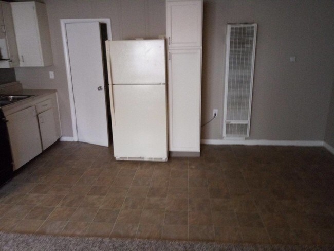 Building Photo - 6080 Park Lake Rd