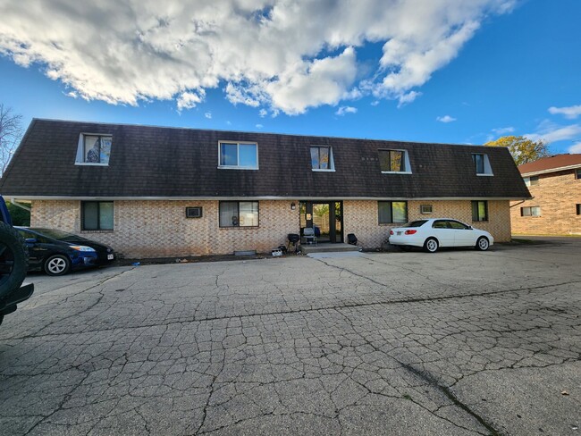 Building Photo - 2-Bedroom  Upper in a 8plex building