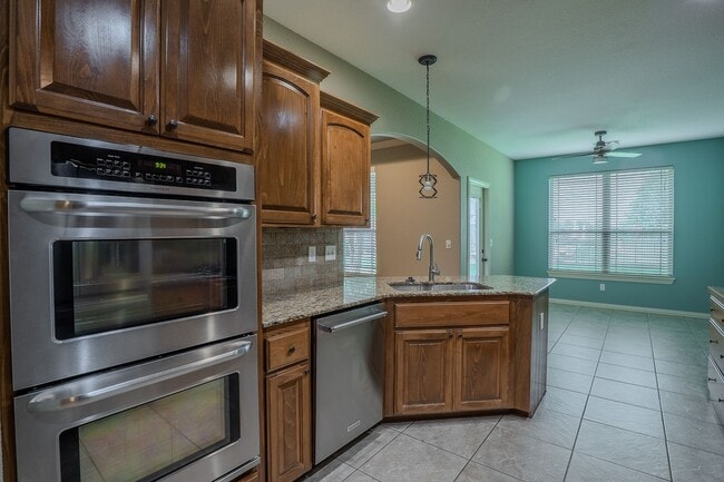 Building Photo - 4 BR Farmington Home!