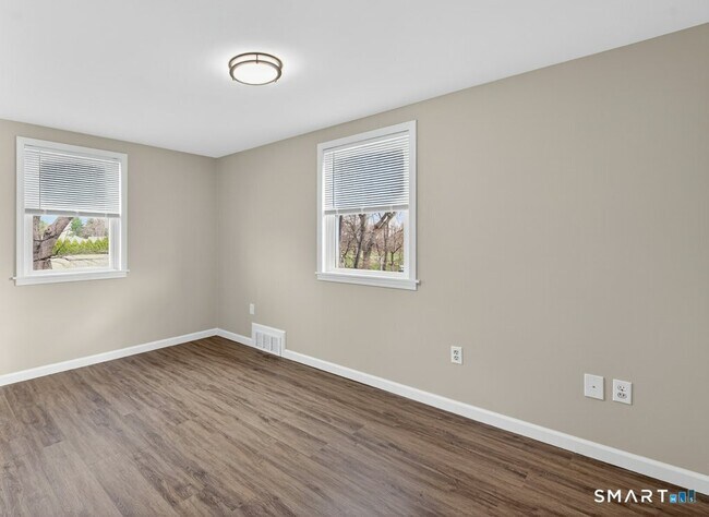 Building Photo - 121 Milldale Ave