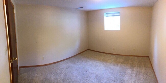 Building Photo - 3 Bed 2 Bath Single Family Home with Additional Space in Basement!