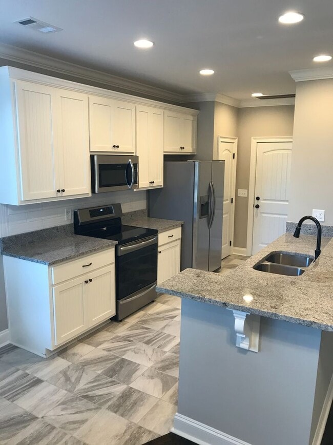 Building Photo - Townhome Available for August!