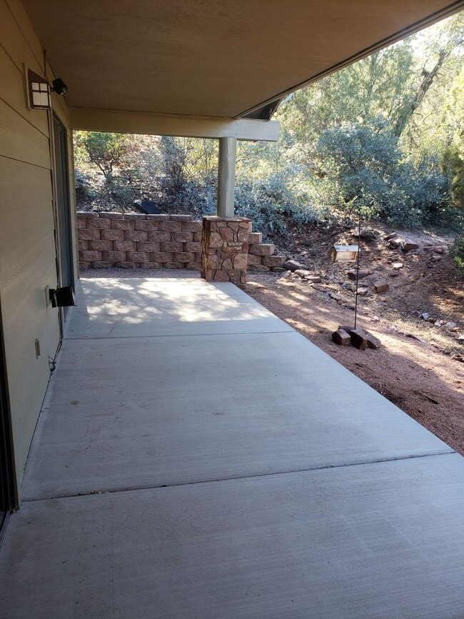 Building Photo - 2 bed / 2 bath - 2 car attached garage