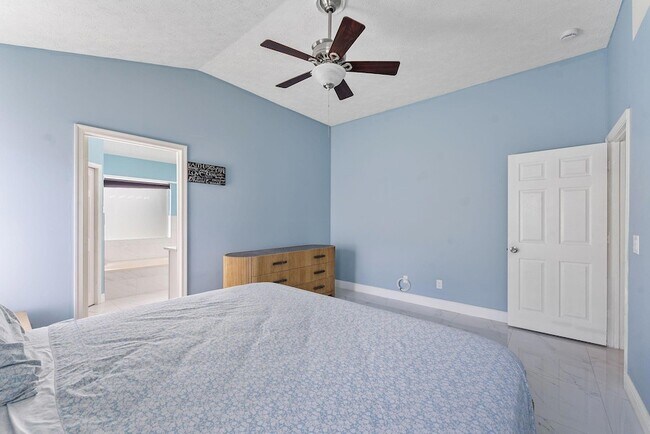 Building Photo - 1622 SW Realty St