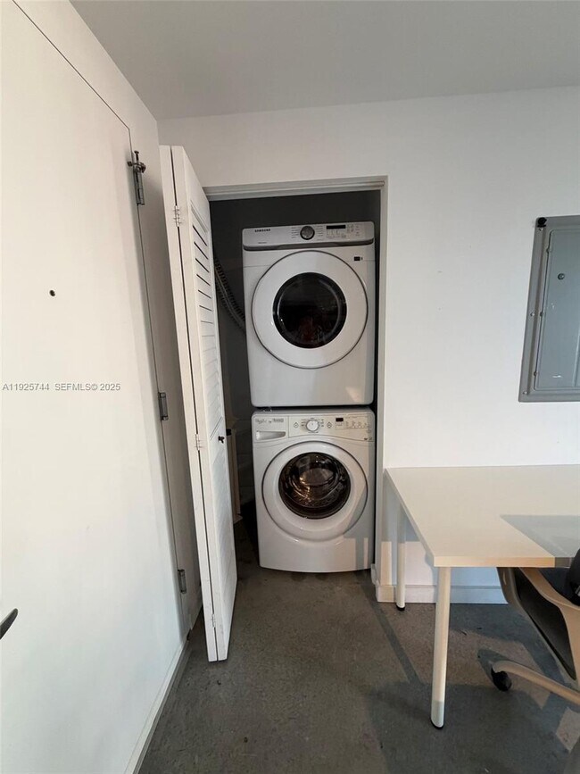 Building Photo - 151 SE 1st St