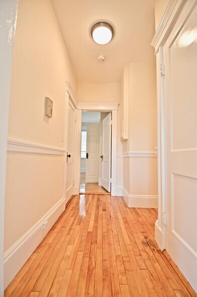 Building Photo - 164 Strathmore Rd