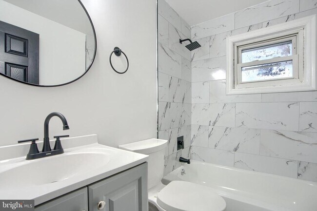 Building Photo - 3807 Fleetwood Ave