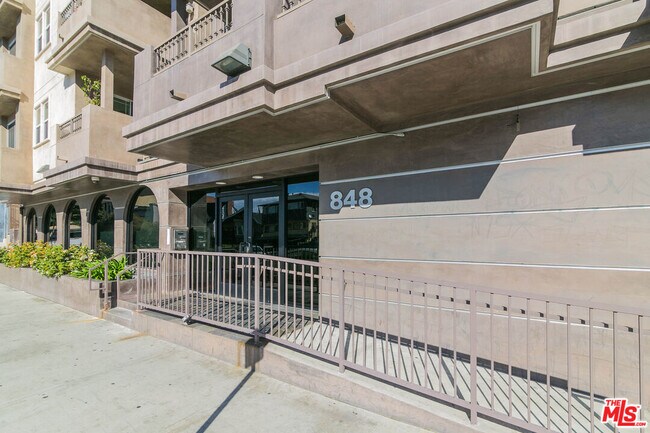 Building Photo - 848 Irolo St